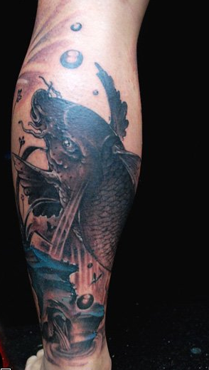 点击大图看下一张：黑色腿部霸气鲤鱼纹身图案