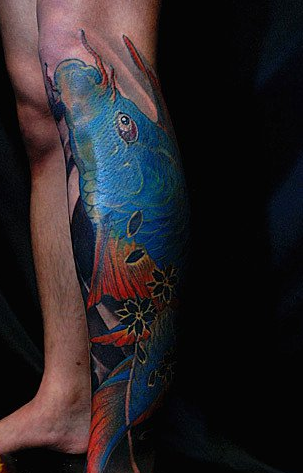 点击大图看下一张：腿部蓝色大鲤鱼艳丽纹身图案