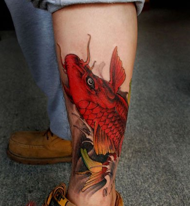点击大图看下一张：腿部赤红褐色美丽帅气龙鱼纹身图案