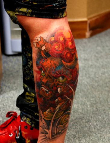 点击大图看下一张：腿部赤红色唐狮纹身图案