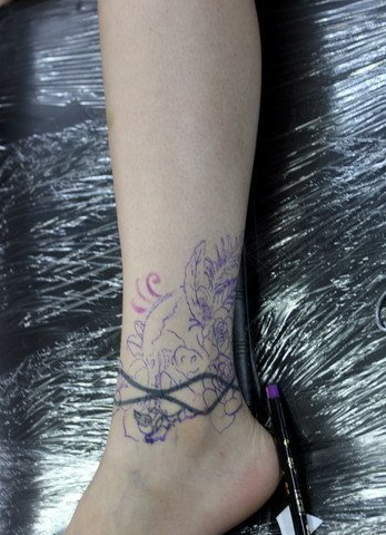 点击大图看下一张：腿部女士性感遮盖纹身图案