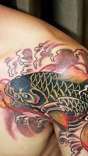 半甲鲤鱼纹身图案