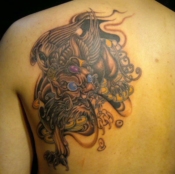 点击大图看下一张：男人背部麒麟纹身图案