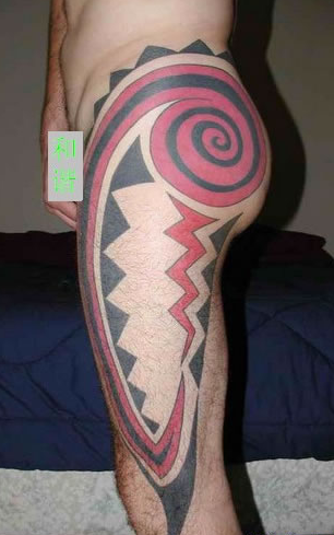 点击大图看下一张：覆盖大腿的图腾纹身作品
