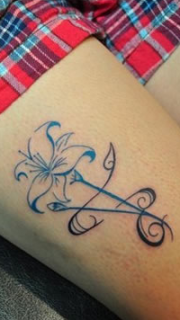美女大腿上的花枝纹身图案欣赏