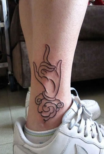 点击大图看下一张：佛手纹身腿部神圣的佛手纹身图案