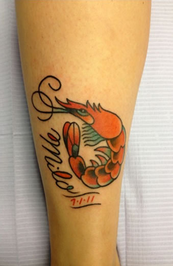 点击大图看下一张：小腿上彩色的基围虾图案纹身