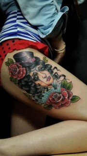 大腿上漂亮的卡通女孩图案彩色纹身