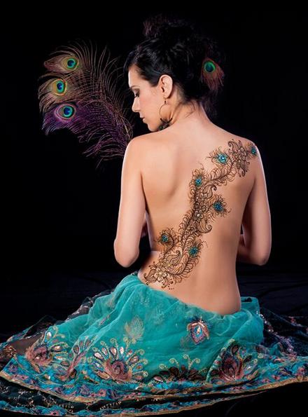 点击大图看下一张：美女后背漂亮的孔雀羽毛纹身图案