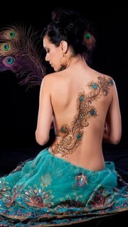 美女后背漂亮的孔雀羽毛纹身图案