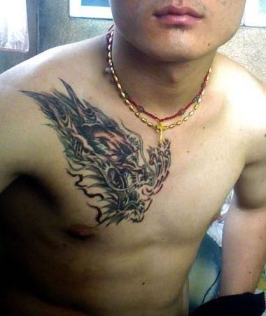 点击大图看下一张：帅哥胸前好看的龙头纹身