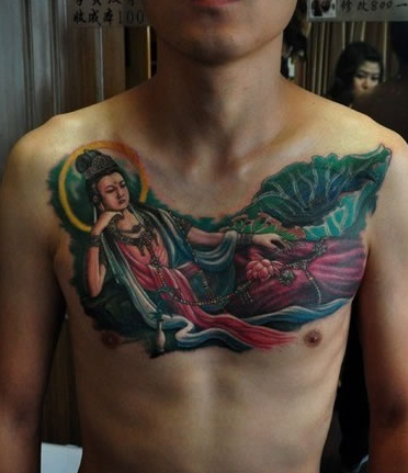 点击大图看下一张：男士胸部大慈大悲的观音娘娘纹身图案
