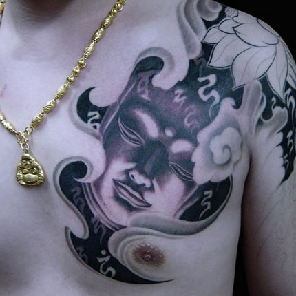 点击大图看下一张：男士胸部端庄的佛像半甲纹身图案大全