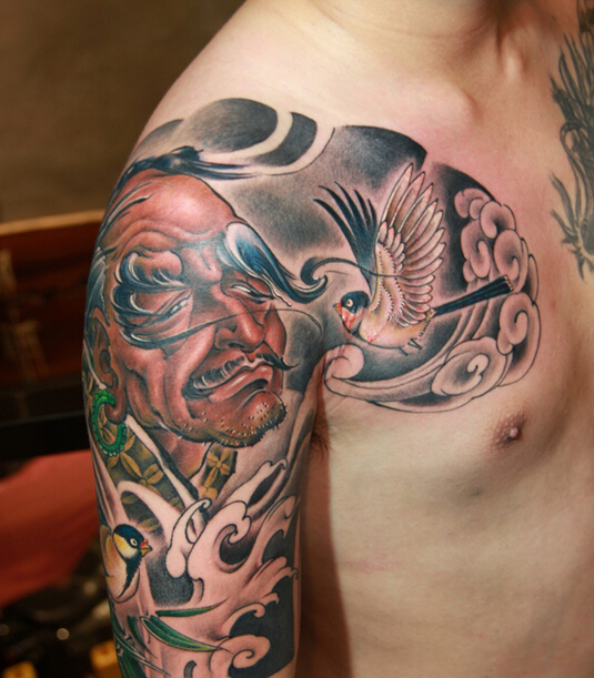 点击大图看下一张：胸部道人加燕子图案半胛纹身