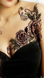 铺满美女胸部的花纹身图案