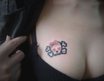 点击大图看下一张：美女胸部头戴蝴蝶结的骷髅头纹身图