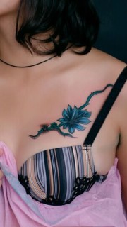 美女左胸处绽放的花卉纹身图案