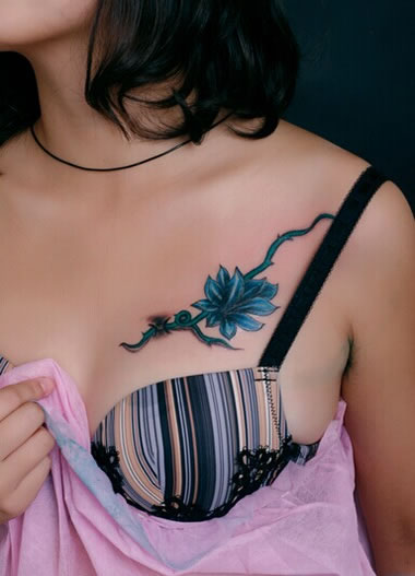 点击大图看下一张：美女左胸处绽放的花卉纹身图案