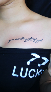 女孩胸前字母纹身图案