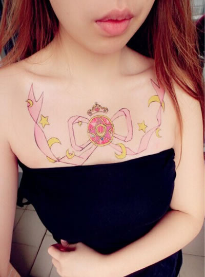 点击大图看下一张：女生胸前漂亮的彩带纹身图案大全
