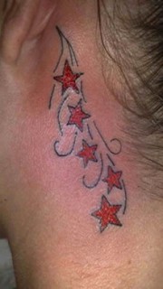 耳后彩色的五角星小图案纹身