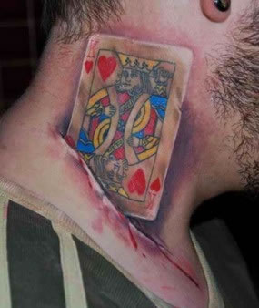 点击大图看下一张：颈部逼真伤口加扑克牌纹身图案