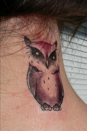 点击大图看下一张：颈部各种款式的猫头鹰图案纹身