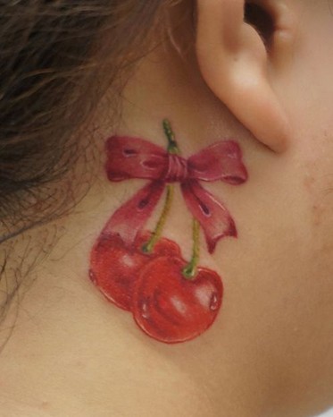 点击大图看下一张：颈部樱桃小图案纹身