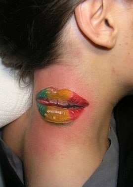 点击大图看下一张：女生颈部的彩色唇印纹身图