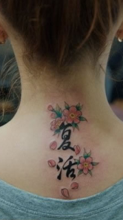 女生颈部浪漫的樱花纹身图案