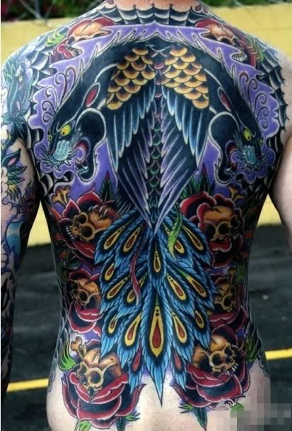 点击大图看下一张：背部妖艳的满背纹身图案