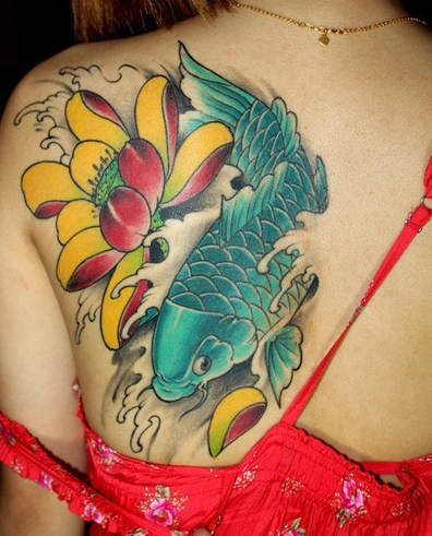 点击大图看下一张：美女背部荷花鲤鱼纹身图片