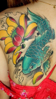 美女背部荷花鲤鱼纹身图片