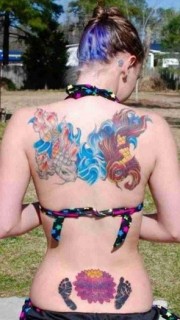 女生后背彩绘金鱼纹身