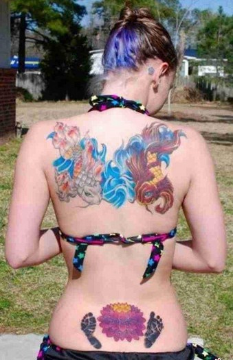 点击大图看下一张：女生后背彩绘金鱼纹身