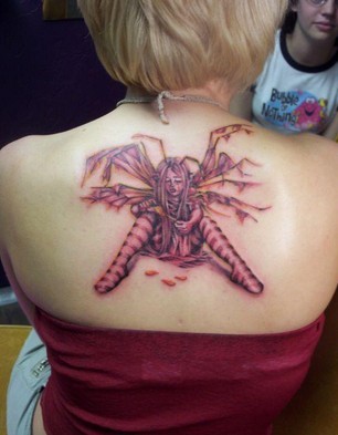 点击大图看下一张：后背蜘蛛女孩纹身图案