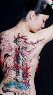 女孩后背漂亮的梅花风景纹身