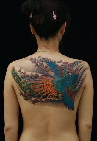 点击大图看下一张：女生后背彩绘孔雀图案纹身