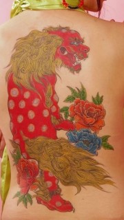 女生后背的彩绘唐狮探花图案纹身