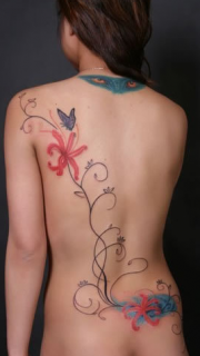 女生后背非常漂亮的彩绘藤蔓纹身图