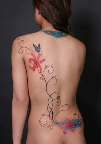 点击大图看下一张：女生后背非常漂亮的彩绘藤蔓纹身图