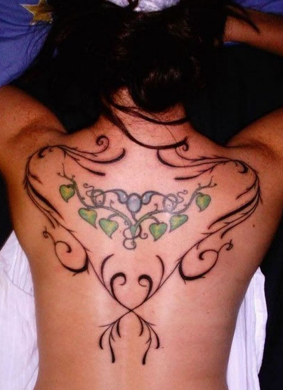 点击大图看下一张：女生后背代表爱情的爱心图案纹身