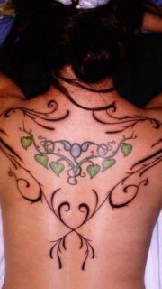 女生后背代表爱情的爱心图案纹身