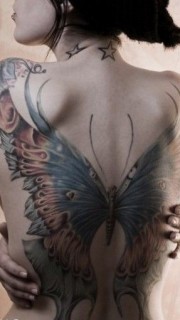 女生后背大型彩绘蝴蝶纹身