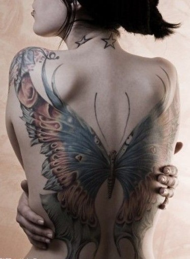 点击大图看下一张：女生后背大型彩绘蝴蝶纹身
