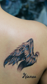 女生侧背上的翅膀纹身图片