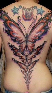 美女后背大型的彩色蝴蝶纹身图案