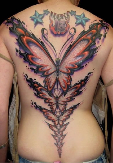 点击大图看下一张：美女后背大型的彩色蝴蝶纹身图案