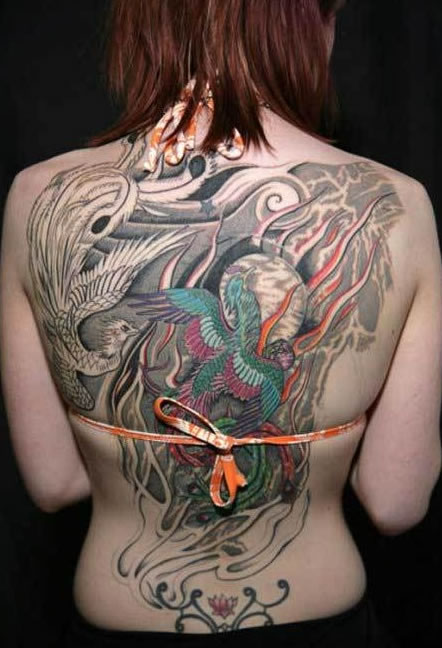 点击大图看下一张：女生后背精美的腾飞凤凰纹身图