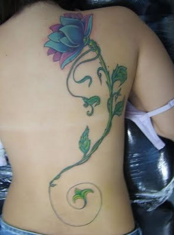 点击大图看下一张：女生秀丽后背上的鲜花藤蔓纹身图